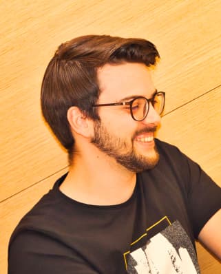 Ein junger Mitarbeitender lacht.